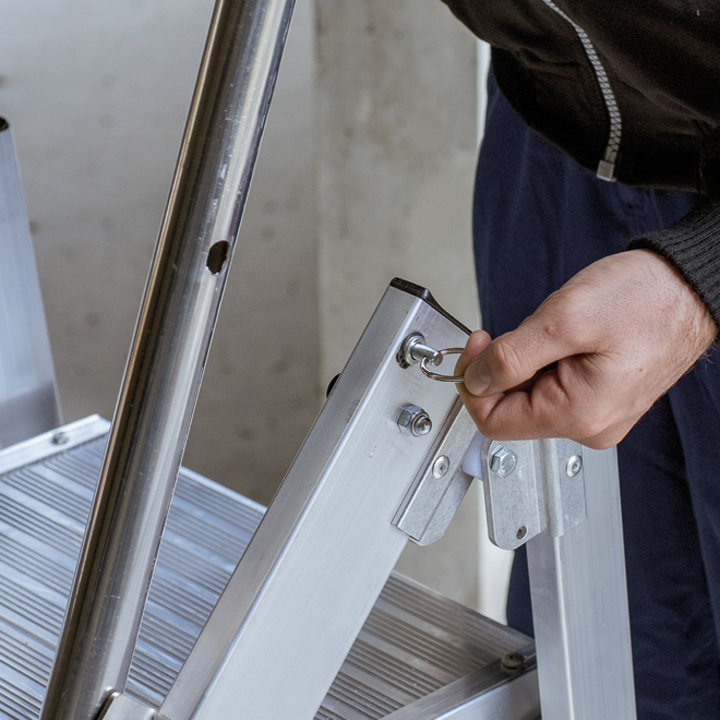 Locking of the guardrail