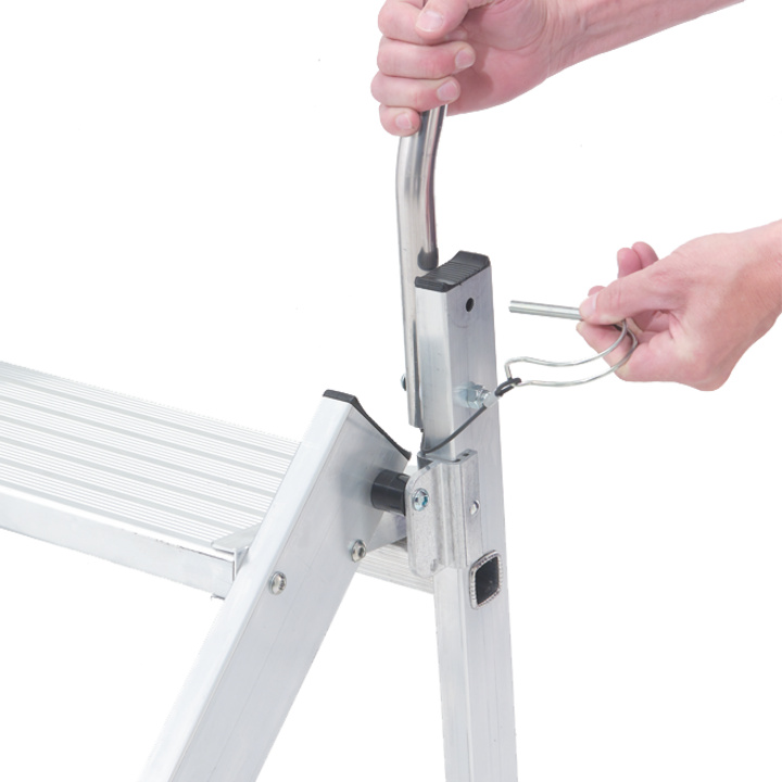 Captive guardrail fixing pin