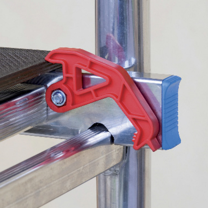 Platform with 2 anti-lift hooks