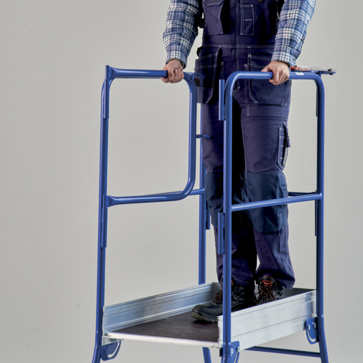 Opening towards the inside of the gate to guarantee anti-fall safety