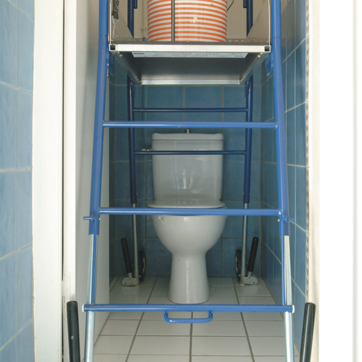 Rear section designed for working above obstacles (ex: WC)