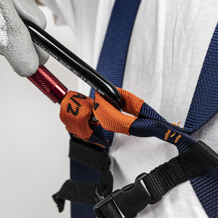 Sternal anchoring with 2 strap buckles