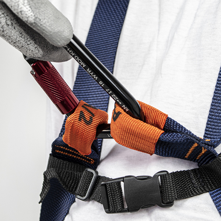 Sternal anchoring with 2 strap buckles