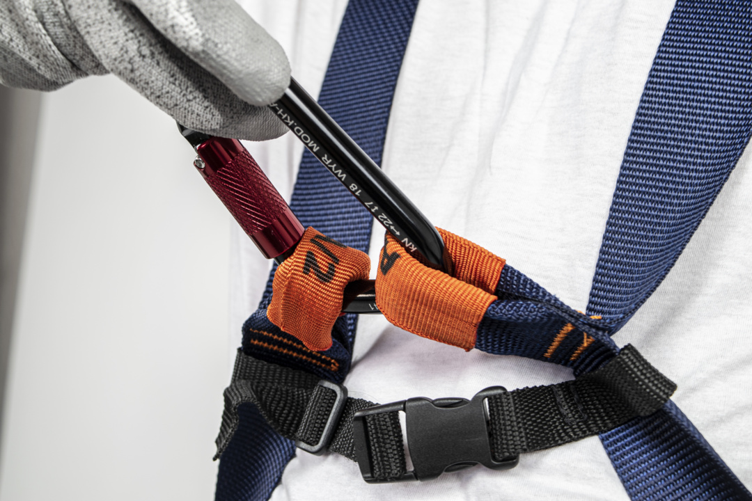 Sternal anchoring with 2 strap buckles