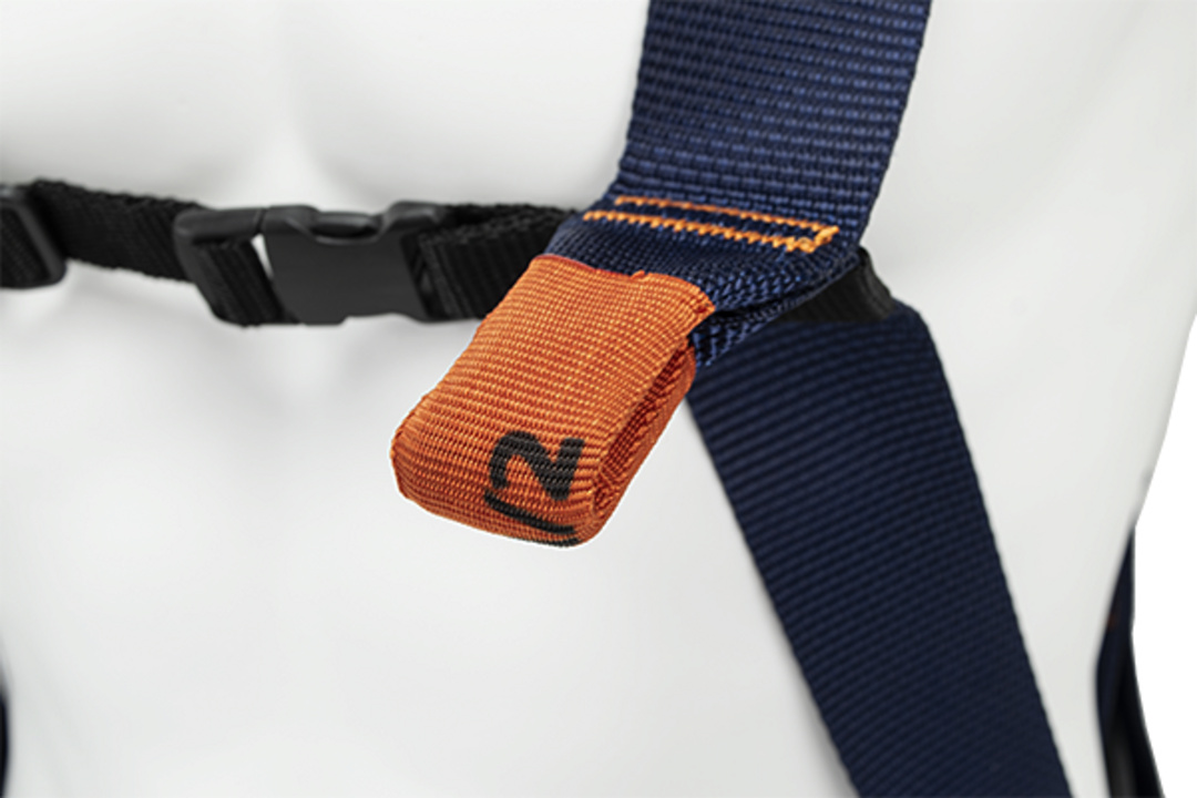 Sternal anchoring with 2 strap buckles
