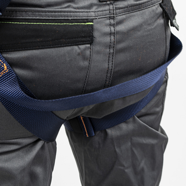 Sub-pelvic strap.