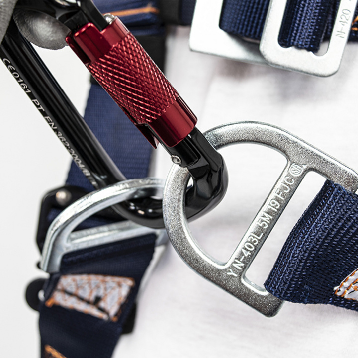 Sternal anchoring with 2 metal buckles