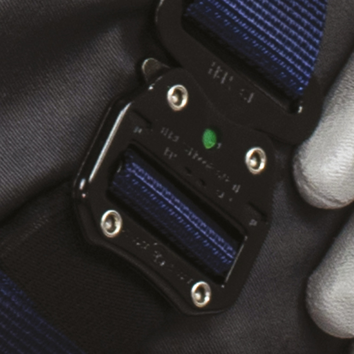 Automatic adjustment buckles at the shoulders and thighs with fastened indicator