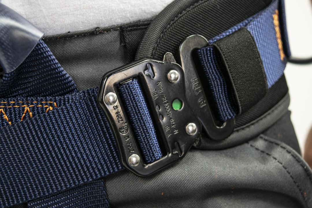 Automatic adjustment buckles (thorax, waist and thighs)