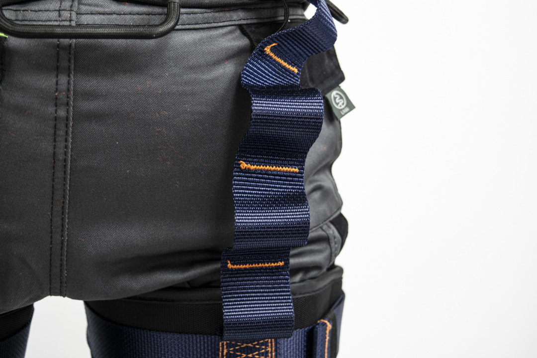 Elasticated straps at the thighs