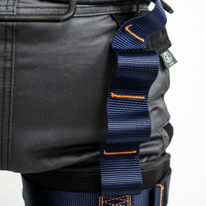 Elasticated straps at the thighs