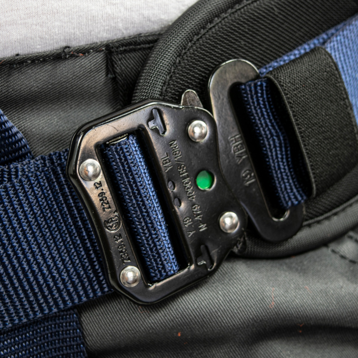 Automatic adjustment buckles (thorax, waist and thighs)