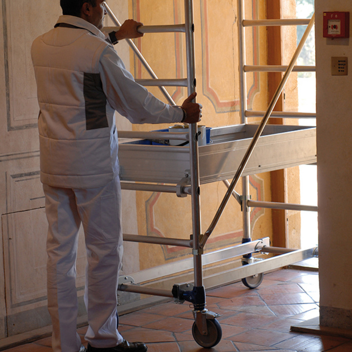 Its width of 0.70m makes it a perfect product that fits through 0.73m doors