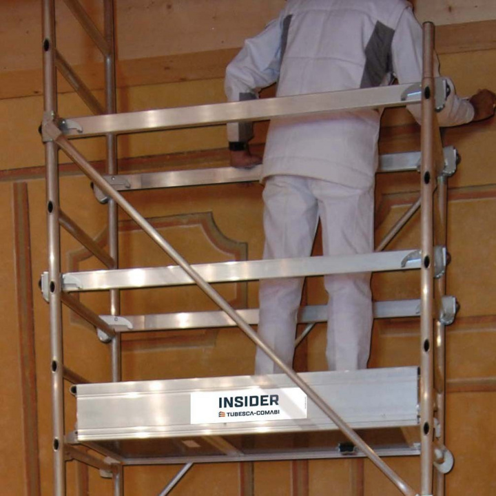 Braces equipped with notched jaws that lock on the rungs