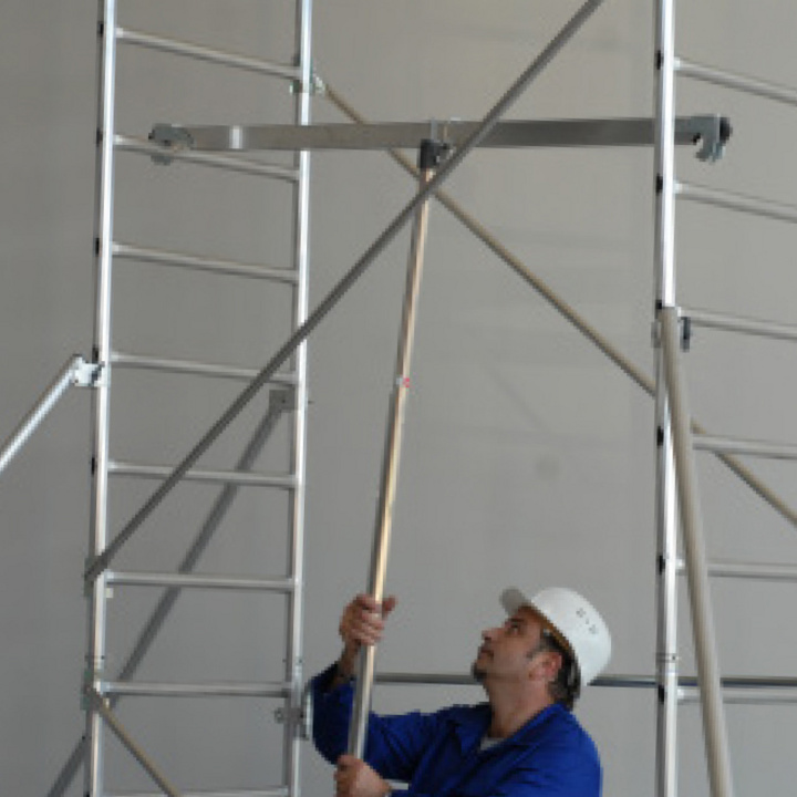 The braces and midbraces are easily put in place using the T-Grip pole